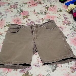 Mens Wrangler work shorts. With side pockets